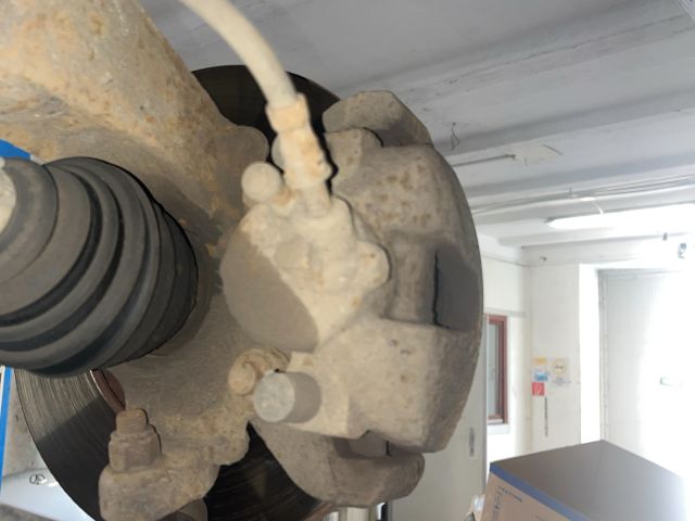 bontott FORD FOCUS II Bal első Féknyereg Munkahengerrel