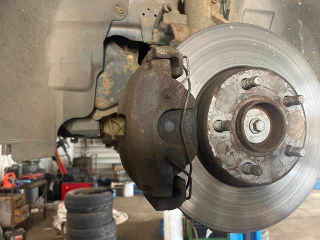 bontott FORD FOCUS II Bal első Féknyereg Munkahengerrel