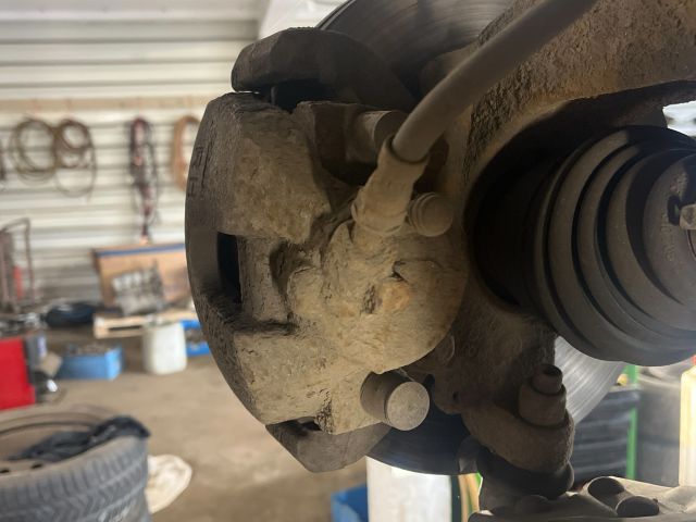 bontott FORD FOCUS II Jobb első Féknyereg Munkahengerrel