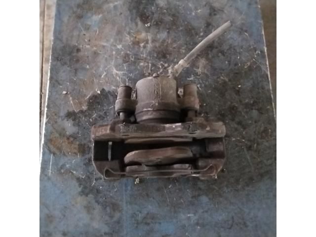 bontott FORD FOCUS II Jobb első Féknyereg Munkahengerrel