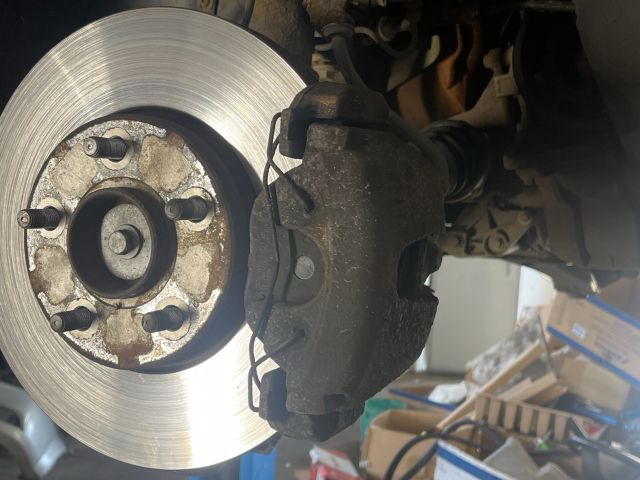 bontott FORD FOCUS II Jobb első Féknyereg Munkahengerrel