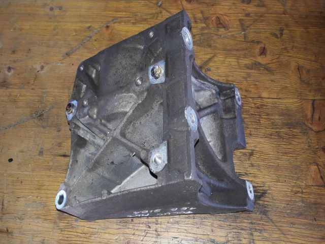 bontott FORD FOCUS II Generátor Tartó Bak