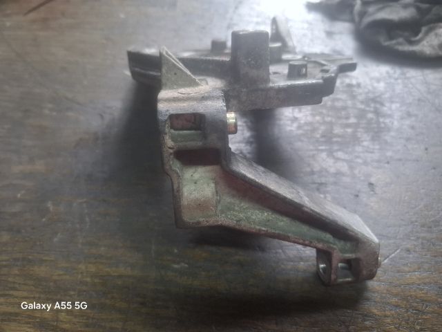 bontott FORD FOCUS II Adagoló Tartó Bak