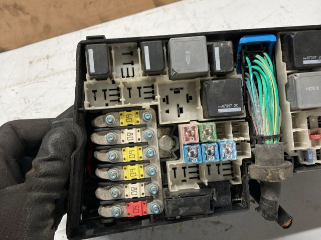 bontott FORD FOCUS II Biztosítéktábla Motortér