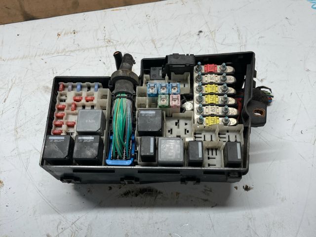 bontott FORD FOCUS II Biztosítéktábla Motortér