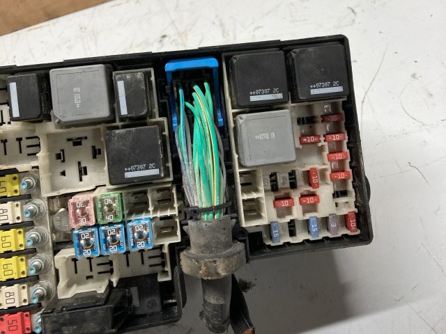 bontott FORD FOCUS II Biztosítéktábla Motortér