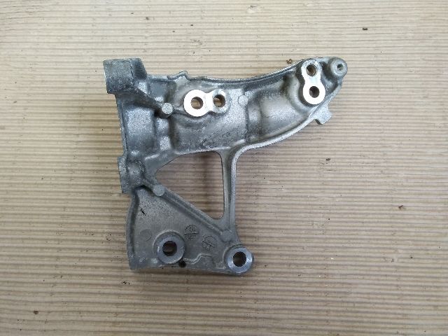 bontott FORD FOCUS II Generátor Tartó Bak