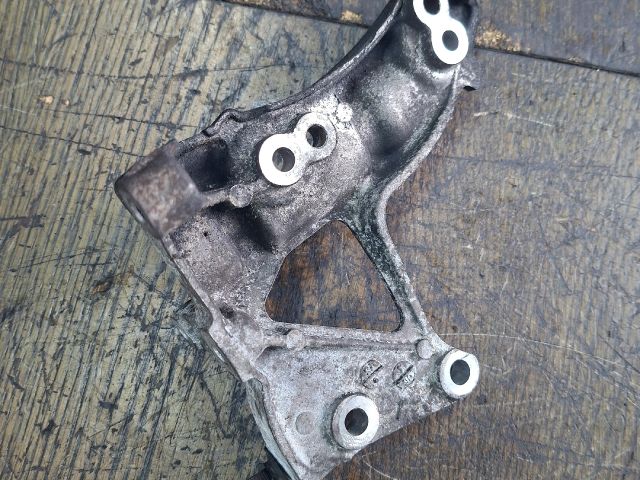 bontott FORD FOCUS II Generátor Tartó Bak