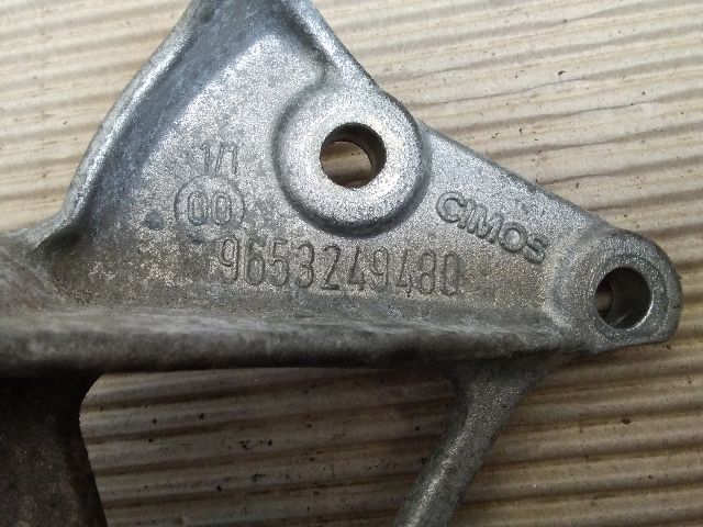 bontott FORD FOCUS II Generátor Tartó Bak