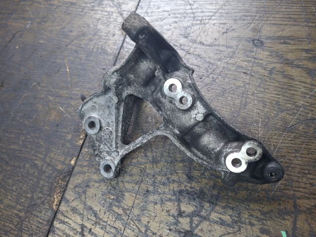 bontott FORD FOCUS II Generátor Tartó Bak