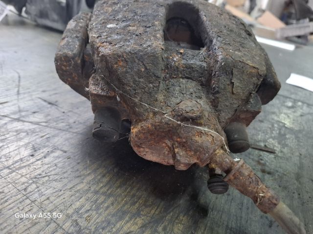 bontott FORD FOCUS II Jobb első Féknyereg Munkahengerrel