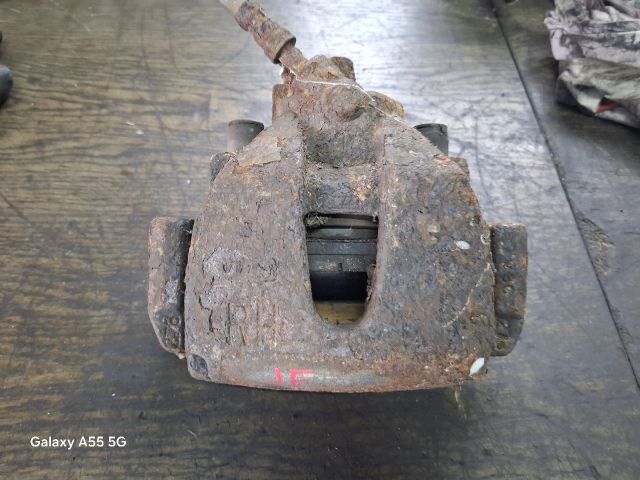 bontott FORD FOCUS II Jobb első Féknyereg Munkahengerrel