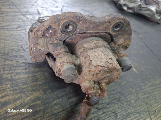 bontott FORD FOCUS II Jobb első Féknyereg Munkahengerrel