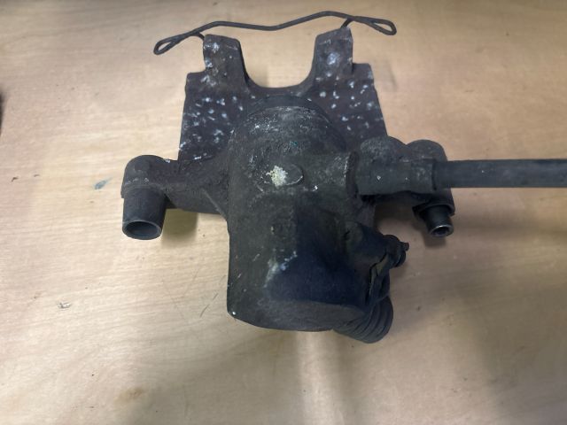 bontott FORD FOCUS II Jobb hátsó Féknyereg Munkahengerrel