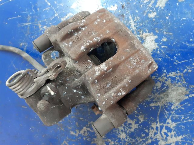 bontott FORD FOCUS II Jobb hátsó Féknyereg Munkahengerrel