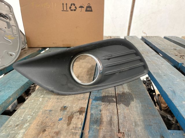 bontott FORD FOCUS II Jobb Ködlámpa Rács