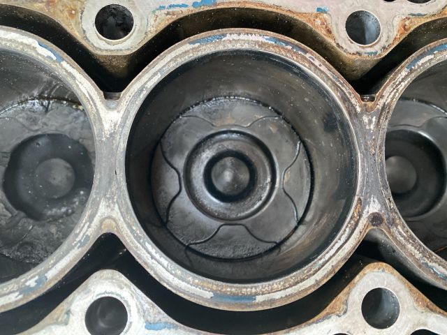 bontott FORD FOCUS II Motorblokk (Fűzött)