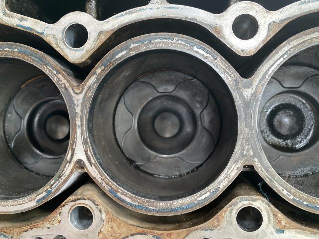 bontott FORD FOCUS II Motorblokk (Fűzött)