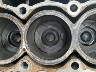 bontott FORD FOCUS II Motorblokk (Fűzött)