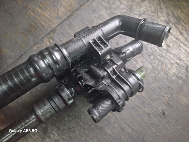 bontott FORD FOCUS II Termosztátház Csővel