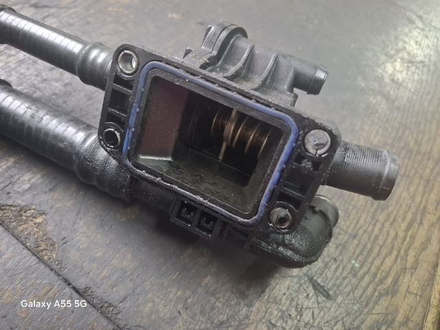 bontott FORD FOCUS II Termosztátház Csővel