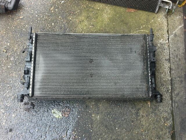 bontott FORD FOCUS II Vízhűtő Radiátor (Klímás)