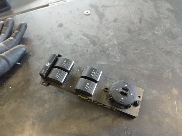 bontott FORD FOCUS II Ablakemelő és Tükör Kapcsoló