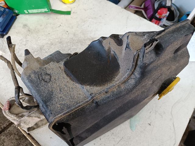 bontott FORD FOCUS II Ablakmosó Tartály