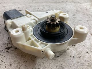 bontott FORD FOCUS II Bal első Ablakemelő Motor