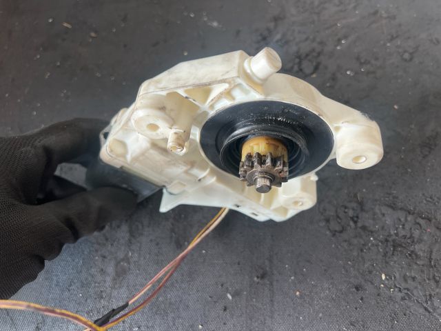 bontott FORD FOCUS II Bal első Ablakemelő Motor