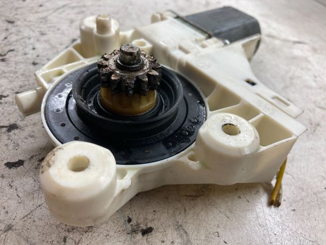 bontott FORD FOCUS II Bal első Ablakemelő Motor