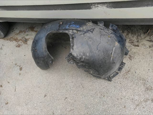 bontott FORD FOCUS II Bal első Dobbetét (Kerékjárati, Műanyag)