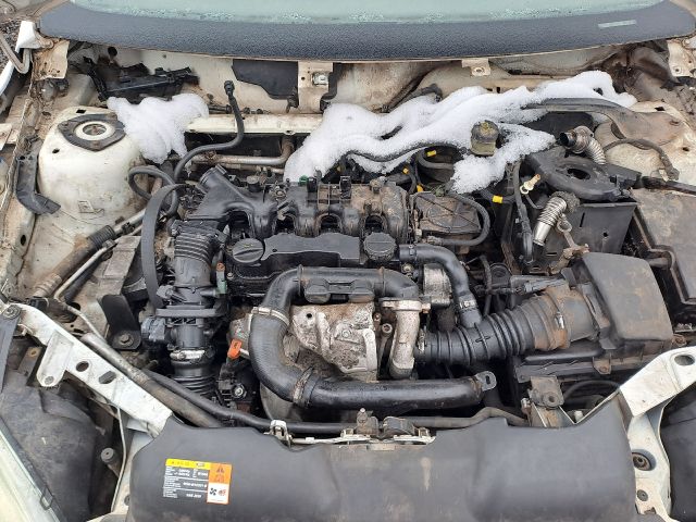 bontott FORD FOCUS II Bal első Dobbetét (Kerékjárati, Műanyag)