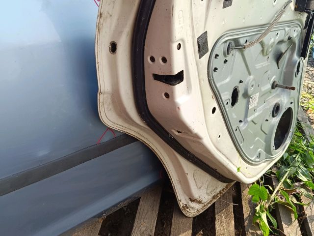 bontott FORD FOCUS II Bal hátsó Ajtó (Üres lemez)