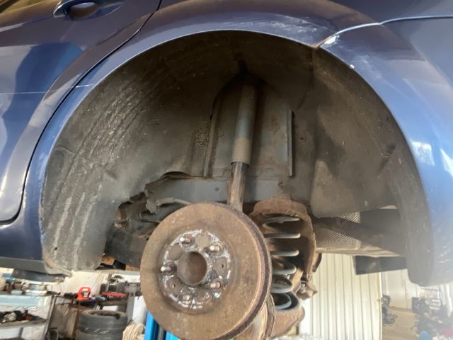 bontott FORD FOCUS II Bal hátsó Dobbetét (Kerékjárati, Műanyag)