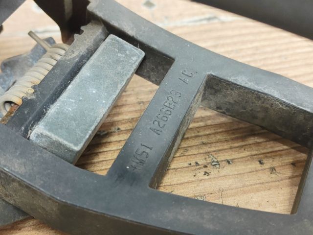 bontott FORD FOCUS II Bal hátsó Külső Kilincs