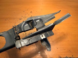 bontott FORD FOCUS II Bal Sárvédő Csavar Burkolat