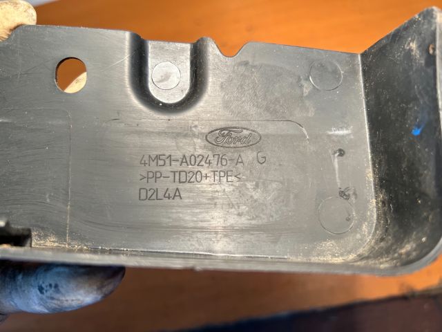 bontott FORD FOCUS II Bal Sárvédő Csavar Burkolat