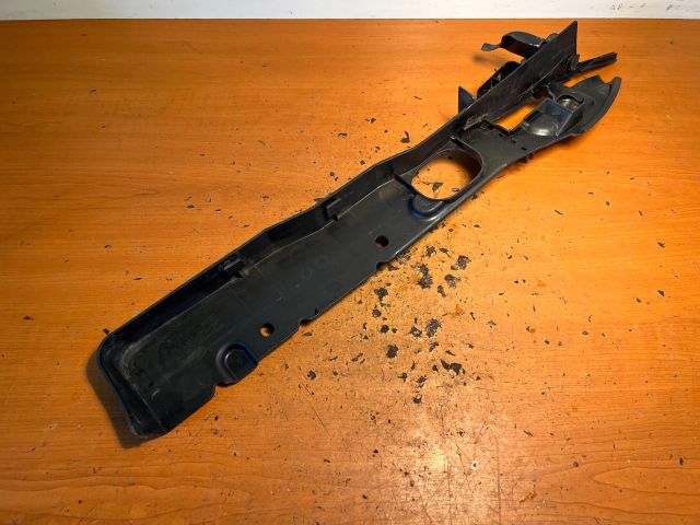 bontott FORD FOCUS II Bal Sárvédő Csavar Burkolat