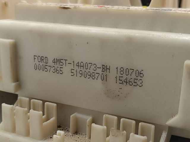 bontott FORD FOCUS II Biztosítéktábla Doboz