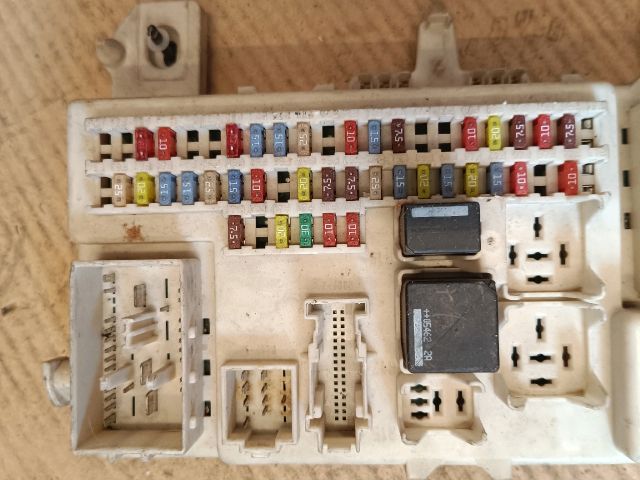 bontott FORD FOCUS II Biztosítéktábla Utastér