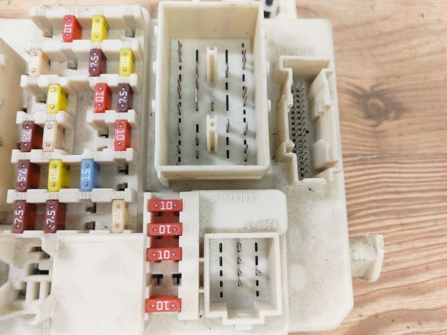 bontott FORD FOCUS II Biztosítéktábla Utastér