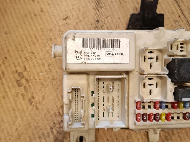 bontott FORD FOCUS II Biztosítéktábla Utastér