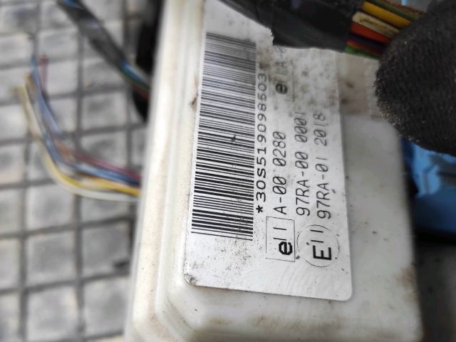 bontott FORD FOCUS II Biztosítéktábla Utastér