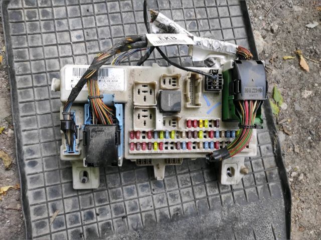 bontott FORD FOCUS II Biztosítéktábla Utastér