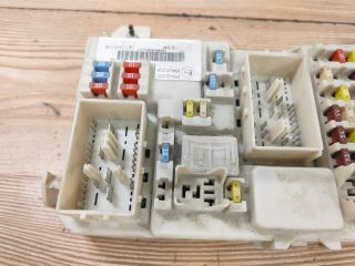 bontott FORD FOCUS II Biztosítéktábla Utastér