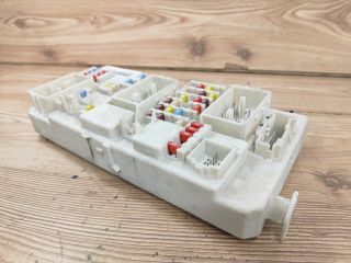 bontott FORD FOCUS II Biztosítéktábla Utastér