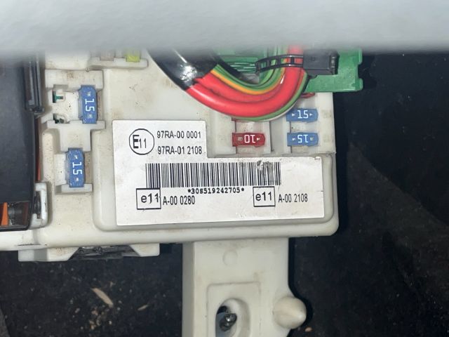 bontott FORD FOCUS II Biztosítéktábla Utastér