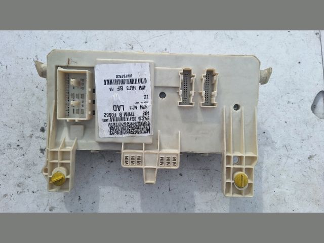 bontott FORD FOCUS II Biztosítéktábla Utastér