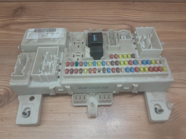 bontott FORD FOCUS II Biztosítéktábla Utastér